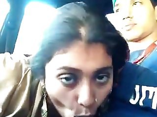 desi girl sucking bf's dick in car