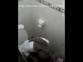 Kopftuch Frau in der Toilette gefilmt