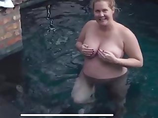 Amy Schumer Pregnant and Completely Nude